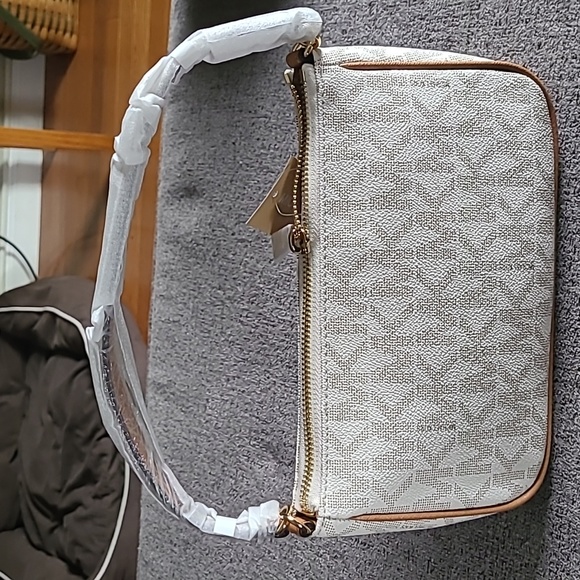 Michael Kors Jet Set Convs Pouchette - Picture 2 of 3